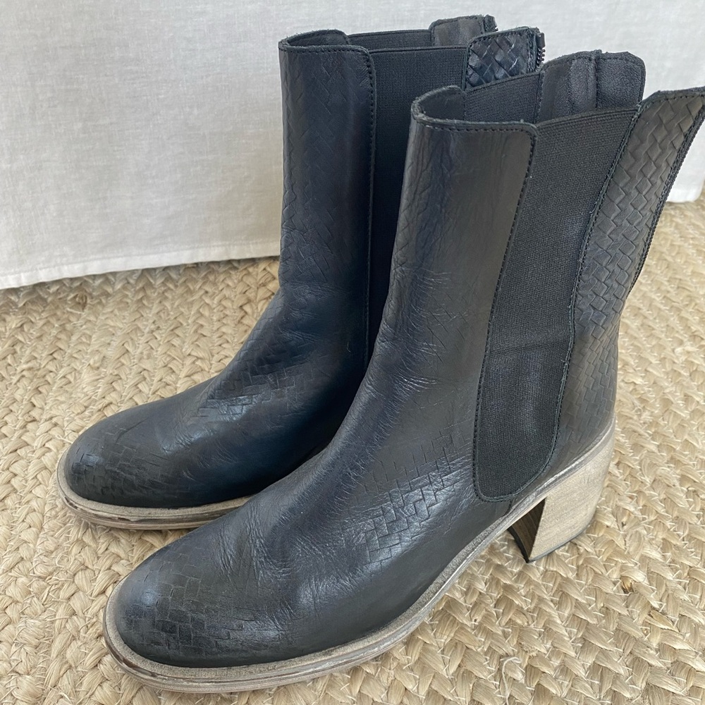 Free People Essential Chelsea Boots in Navy Size 40